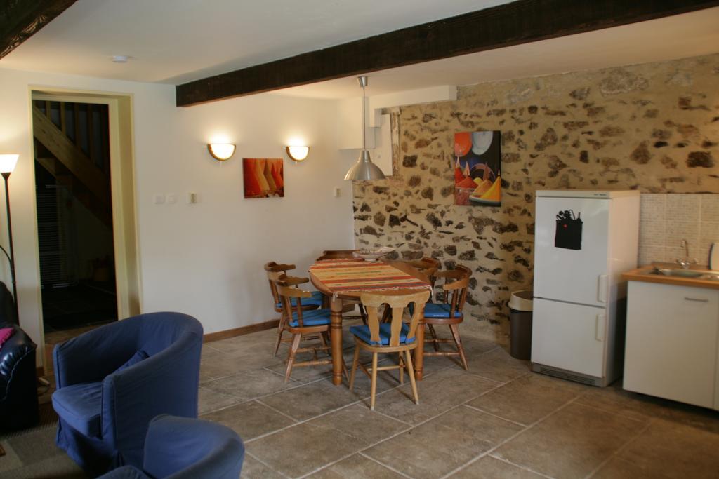 Le Petit Mas D'Ile Bed and Breakfast Saint-Germain-de-Confolens Rum bild