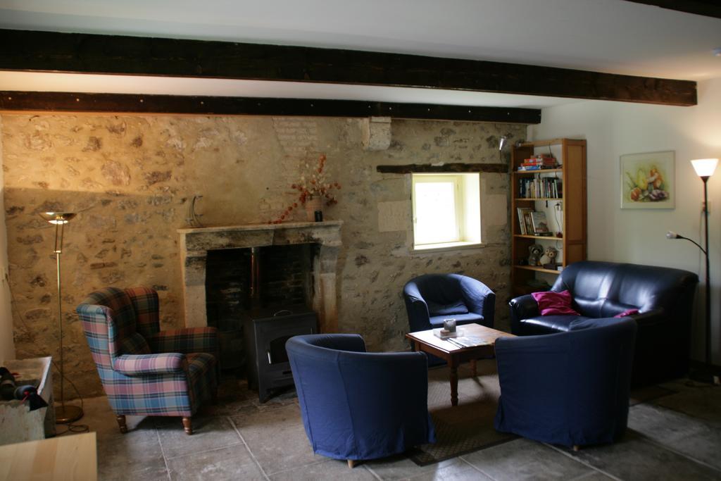 Le Petit Mas D'Ile Bed and Breakfast Saint-Germain-de-Confolens Rum bild