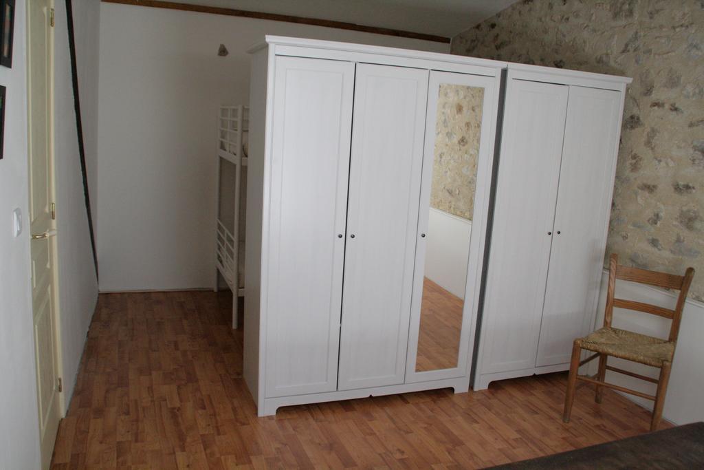 Le Petit Mas D'Ile Bed and Breakfast Saint-Germain-de-Confolens Rum bild