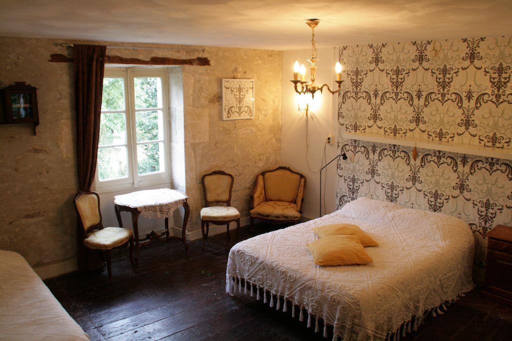 Le Petit Mas D'Ile Bed and Breakfast Saint-Germain-de-Confolens Rum bild