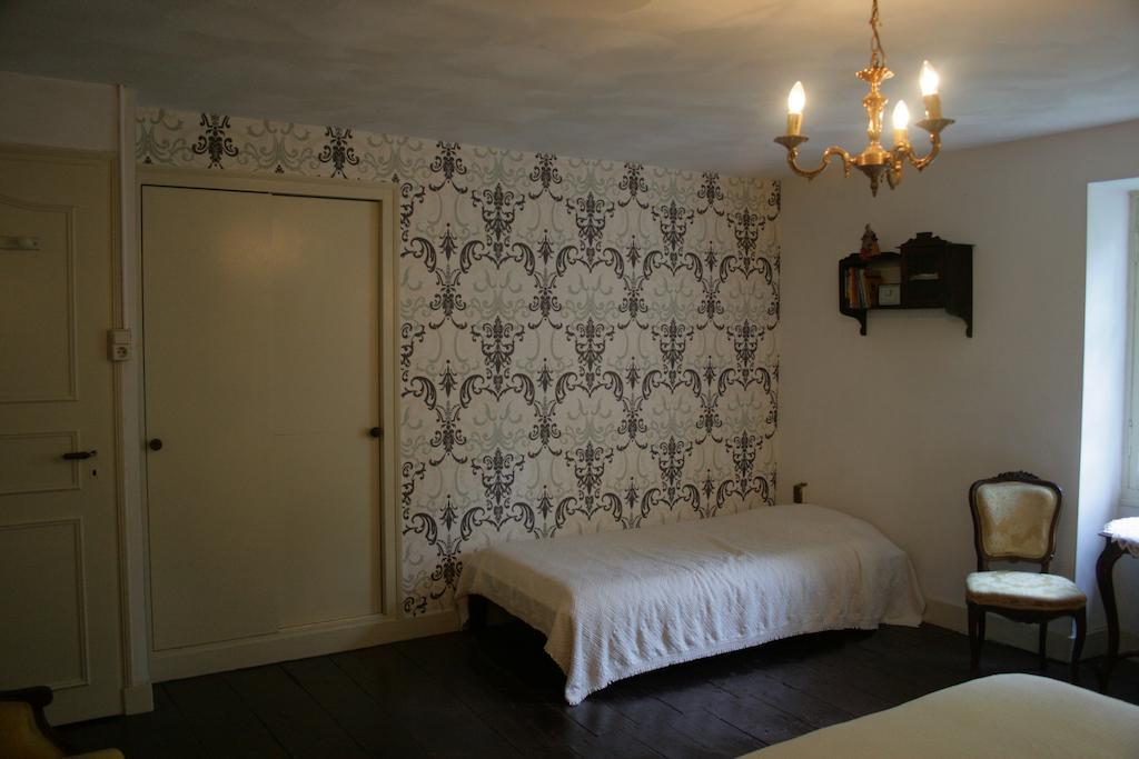 Le Petit Mas D'Ile Bed and Breakfast Saint-Germain-de-Confolens Rum bild