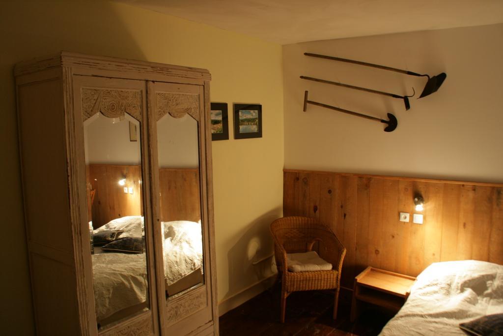 Le Petit Mas D'Ile Bed and Breakfast Saint-Germain-de-Confolens Exteriör bild