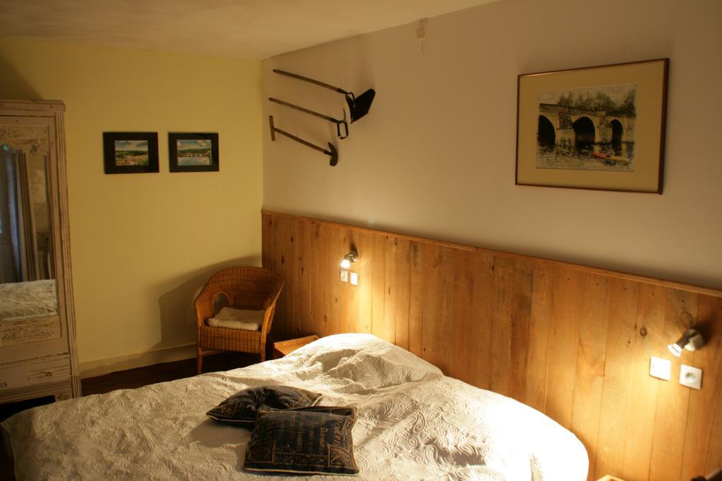Le Petit Mas D'Ile Bed and Breakfast Saint-Germain-de-Confolens Exteriör bild